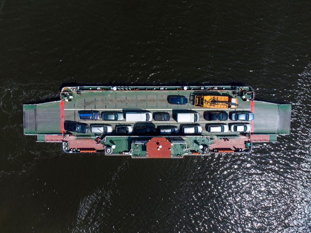 buque transportando coches