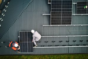 hombres instalando placas solares