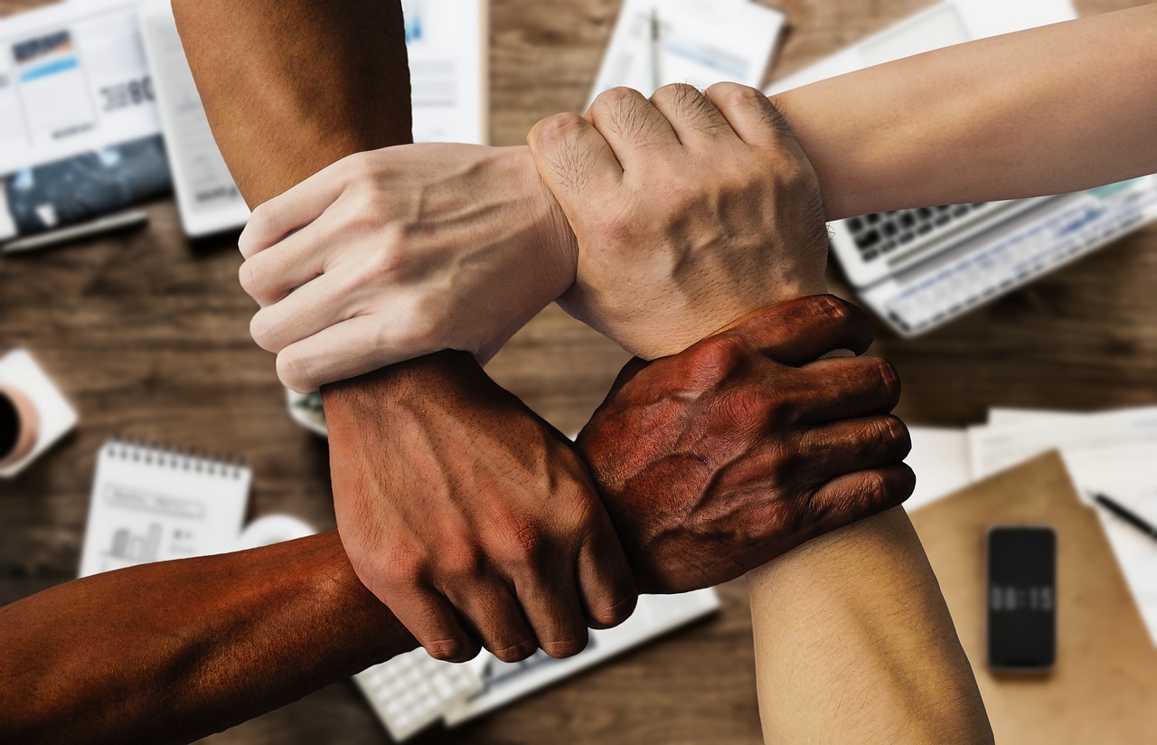 Cómo mejorar la comunicación en equipos de trabajo gracias al team building