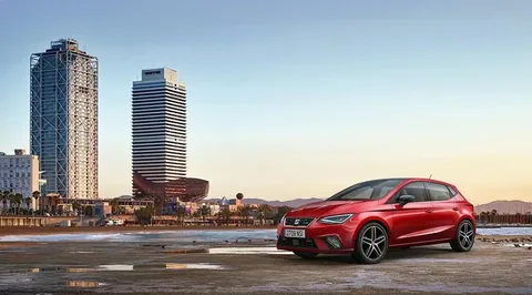 coche seat en primer plano y rascacielos al fondo