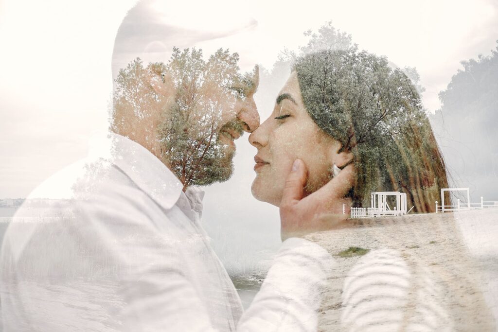 composición fotográfica artística de una pareja superpuesta con paisaje natural tras mejorar la calidad de imagen digitalmente