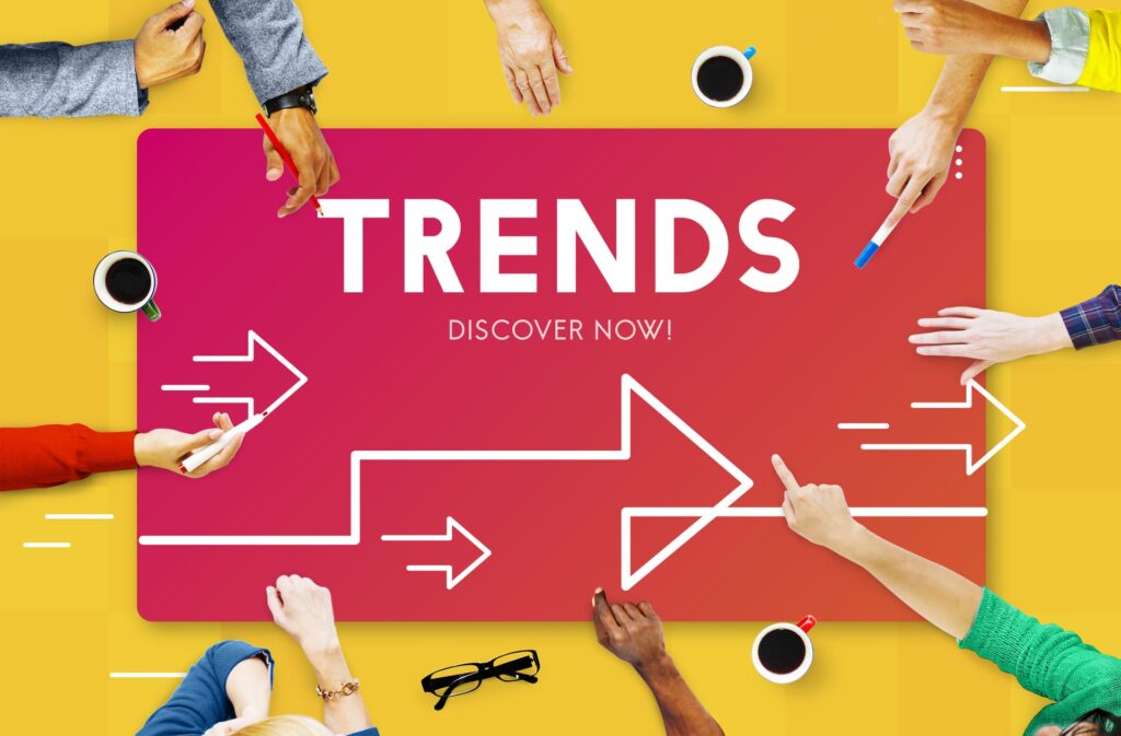 manos señalando tendencias empresariales en marketing, belleza y entretenimiento con flechas de crecimiento