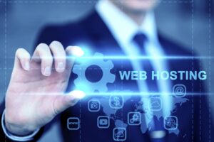 Hombre de negocios interactuando con una interfaz digital con el texto “Web Hosting” y iconos tecnológicos sobre un mapa mundial.