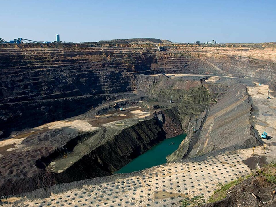 Mina a cielo abierto de gran tamaño utilizada para la extracción de diamantes y otros minerales preciosos.