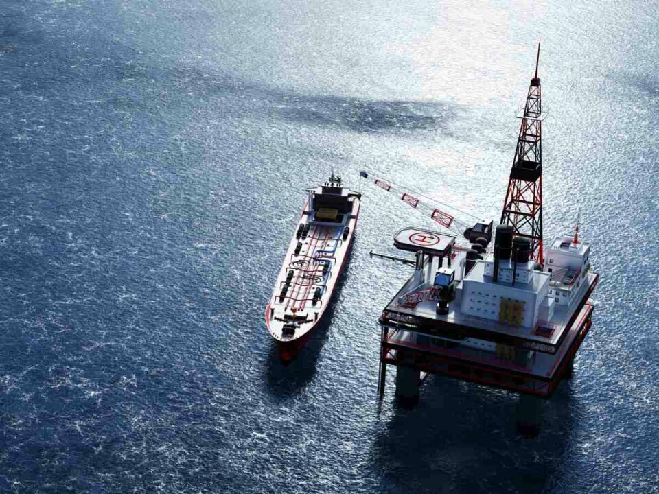 Plataforma petrolífera marina junto a un buque en alta mar durante operaciones de extracción de petróleo.