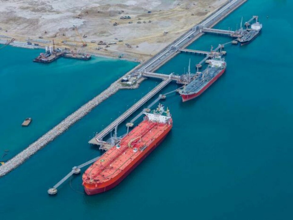Vista aérea de varios petroleros atracados en una terminal marítima de carga y transporte de petróleo. Select 84 more words to run Humanizer.