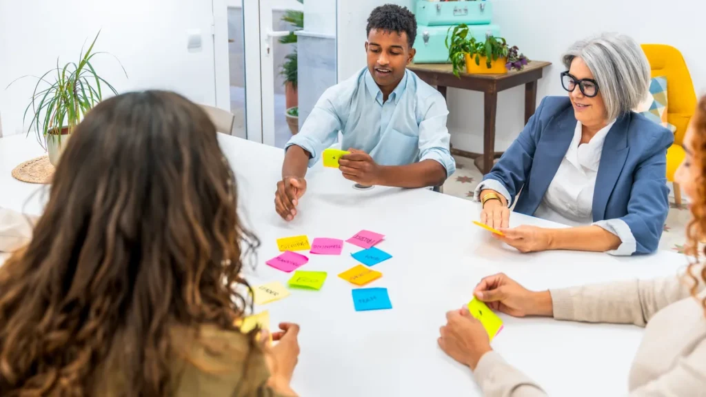 Equipo de trabajo organizando notas adhesivas para preparar un análisis DAFO empresarial.
