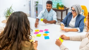 Equipo de trabajo organizando notas adhesivas para preparar un análisis DAFO empresarial.