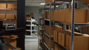 Estanterías de almacén con cajas para explicar el cálculo del stock de seguridad.