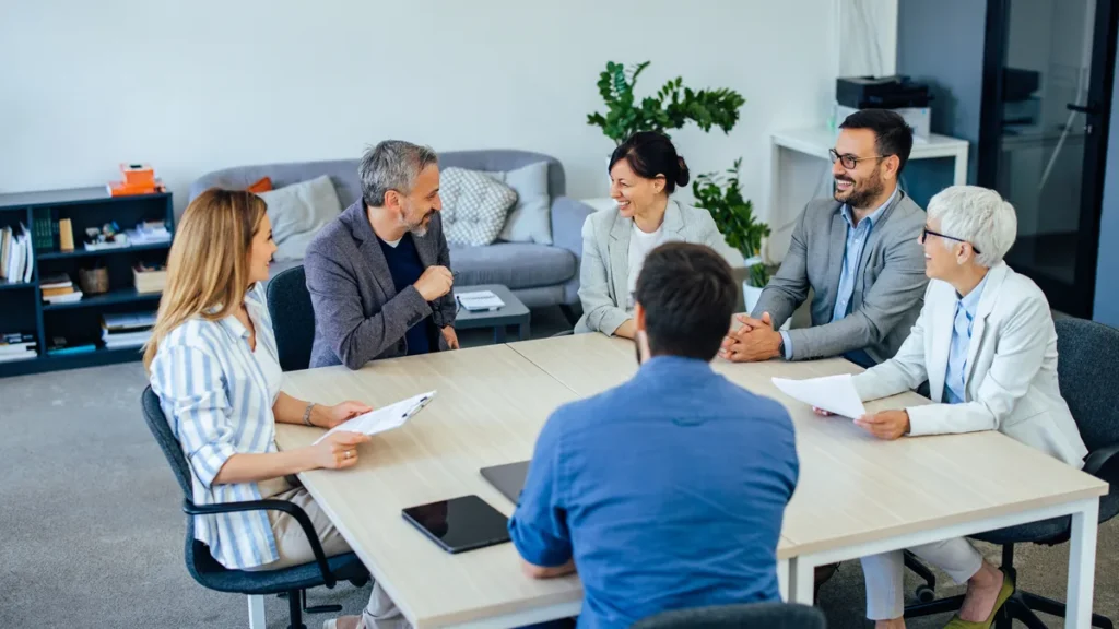 Equipo directivo reunido en una oficina para revisar documentos de compliance empresarial.