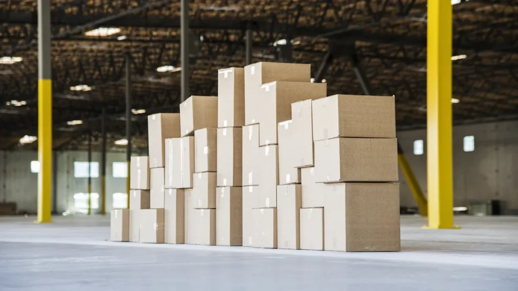 Palés y cajas en almacén para comparar almacén y centro de distribución.
