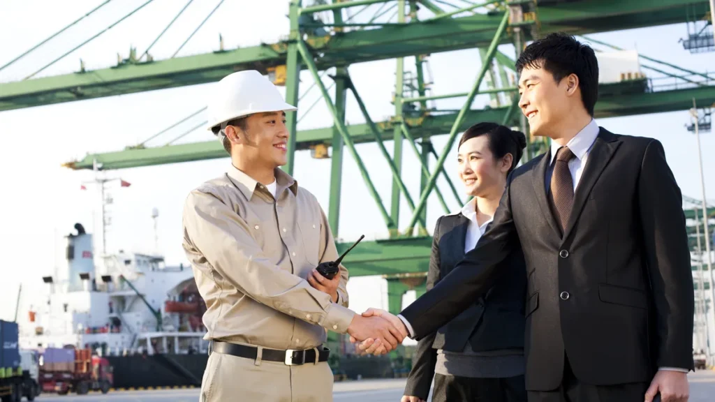 Equipo de negocios en un puerto para comparar exportación directa e indirecta.
