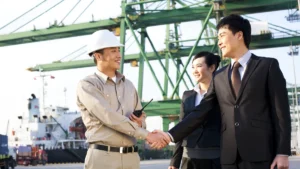 Equipo de negocios en un puerto para comparar exportación directa e indirecta.