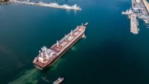 Buque de carga entrando a puerto para un artículo sobre documentos necesarios para exportar.