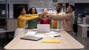 Equipo compartiendo un gesto de unión para representar employer branding en pymes.