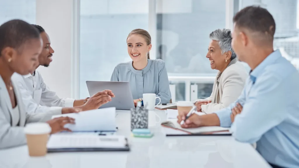Equipo reunido en oficina para ilustrar la gestión por competencias en la empresa.