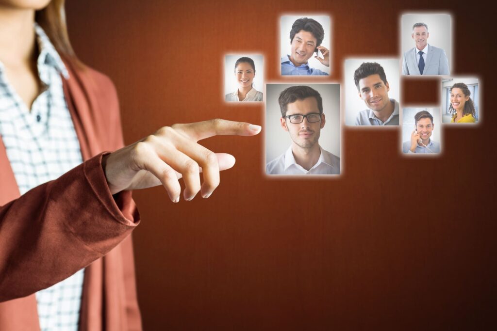 Persona seleccionando perfiles profesionales en una interfaz virtual de contactos.