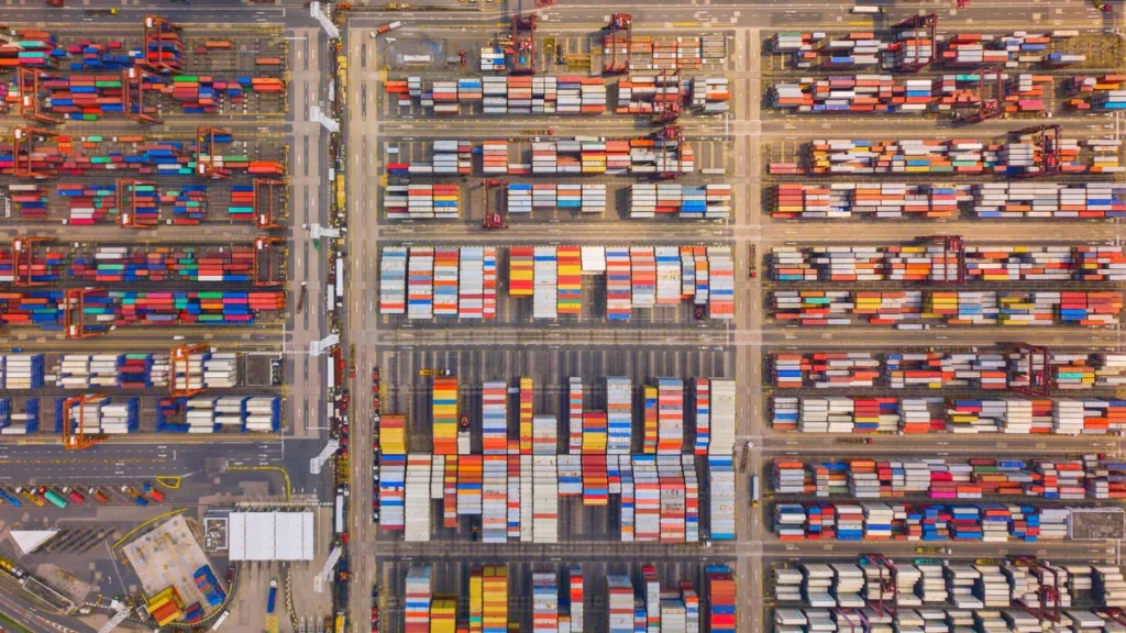 Vista aérea de una terminal de contenedores para explicar los Incoterms 2020.