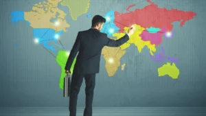 Profesional señalando un mapa mundial para explicar cómo internacionalizar una pyme española.
