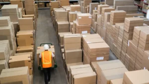 Cajas en cinta transportadora para explicar el flujo de la logística inversa.
