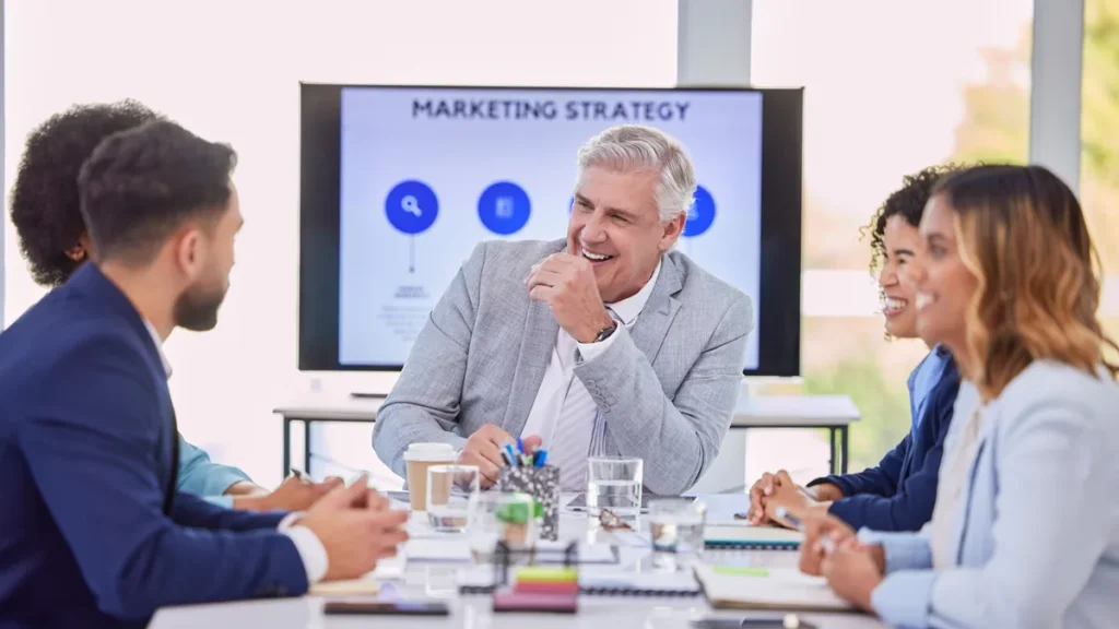 Reunión de estrategia comercial para explicar marketing B2B y captación de empresas.