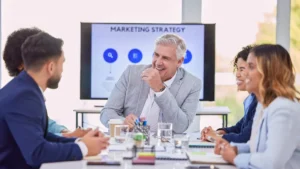Reunión de estrategia comercial para explicar marketing B2B y captación de empresas.