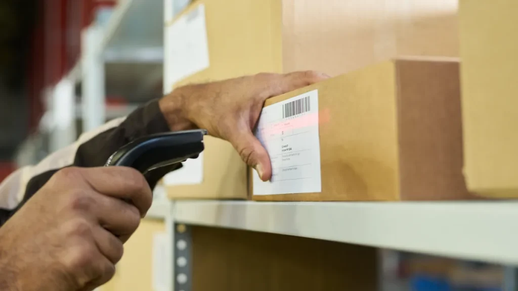 Escaneo de código de barras en una caja para explicar el método ABC de inventarios.