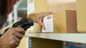 Escaneo de código de barras en una caja para explicar el método ABC de inventarios.