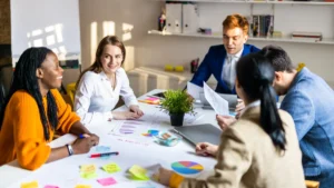 Equipo reunido en una oficina para definir la misión, visión y valores de empresa.