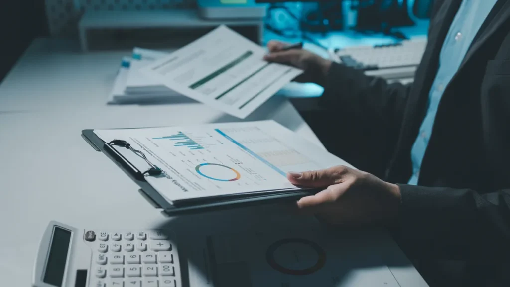 Documentos contables sobre una mesa para explicar obligaciones fiscales de empresa en España.