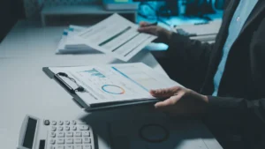 Documentos contables sobre una mesa para explicar obligaciones fiscales de empresa en España.