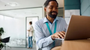 Empleado trabajando con portátil en oficina para explicar el onboarding de empleados.