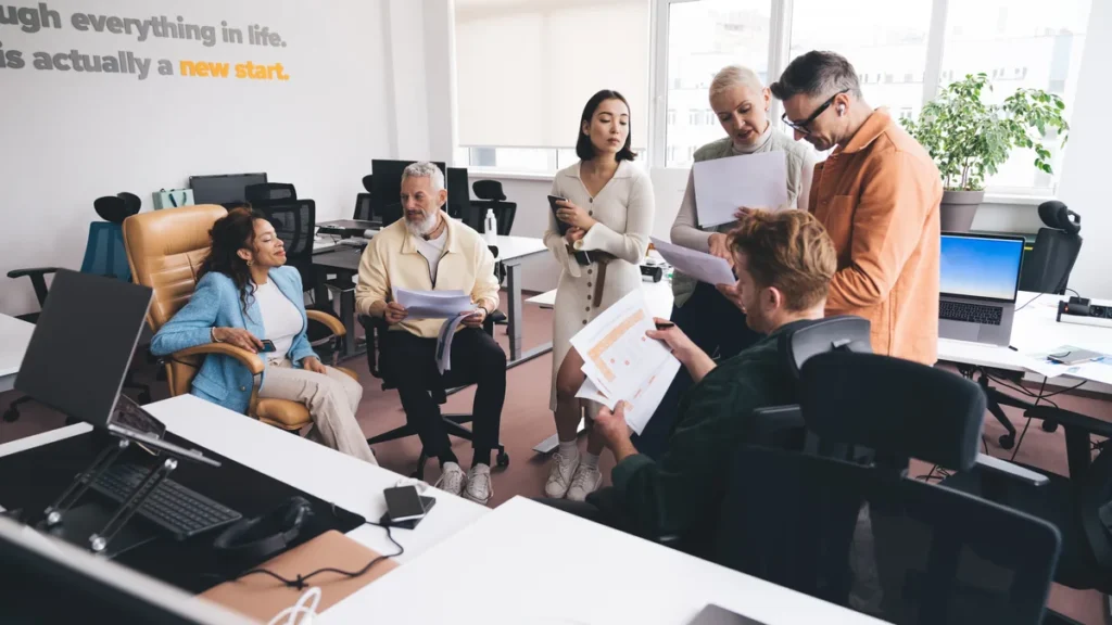 Grupo en sesión de formación en oficina para ilustrar un plan de formación de empleados.