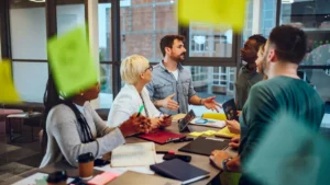 Equipo de marketing reunido con portátiles y notas para planificar una estrategia digital para pymes.