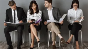 Candidatos esperando una entrevista para comparar reclutamiento interno y externo.