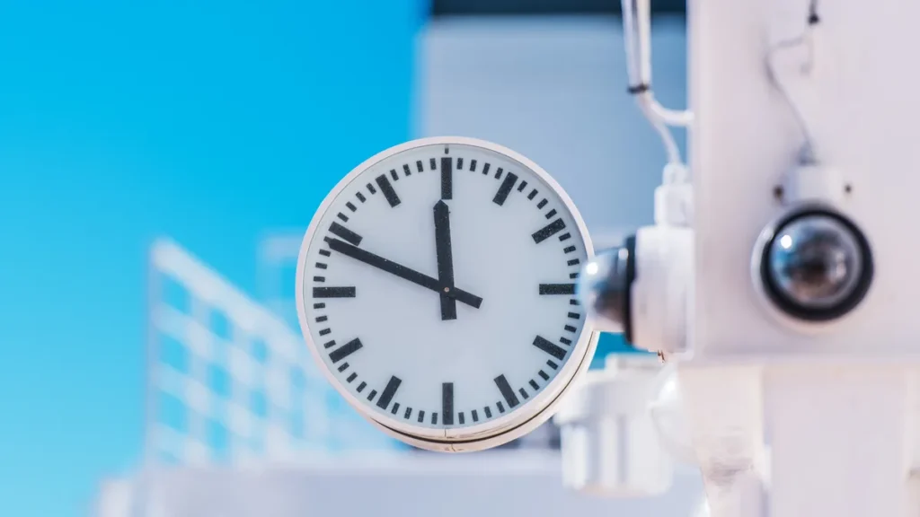 Reloj en entorno industrial para explicar qué es el Takt Time.