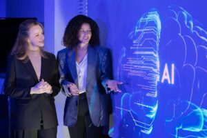 mujer de negocios explicando en pantalla AI