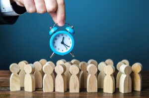 reloj despertador sobre figuras de madera