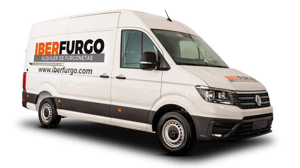 Furgoneta grande Volkswagen Crafter blanca rotulada con el logo de Iberfurgo y el texto "Alquiler de furgonetas", vista de tres cuartos delantera sobre fondo blanco.