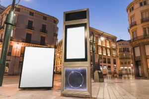 Paneles publicitarios en blanco instalados en una plaza urbana al atardecer.
