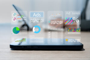 Paneles de analítica de marketing digital con gráficos de publicidad y ventas sobre un teléfono móvil