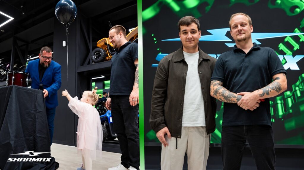 Montaje con asistentes y una niña durante la inauguración del showroom de Sharmax en Barcelona.