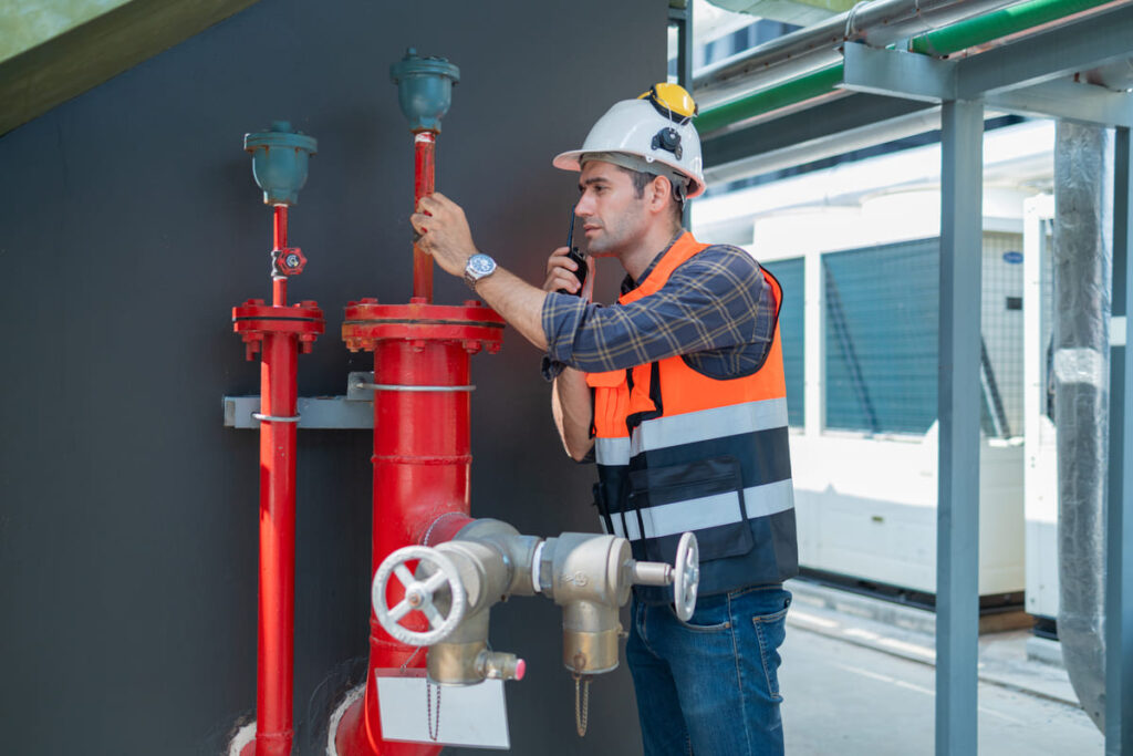 trabajador realizando inspección contra incendios